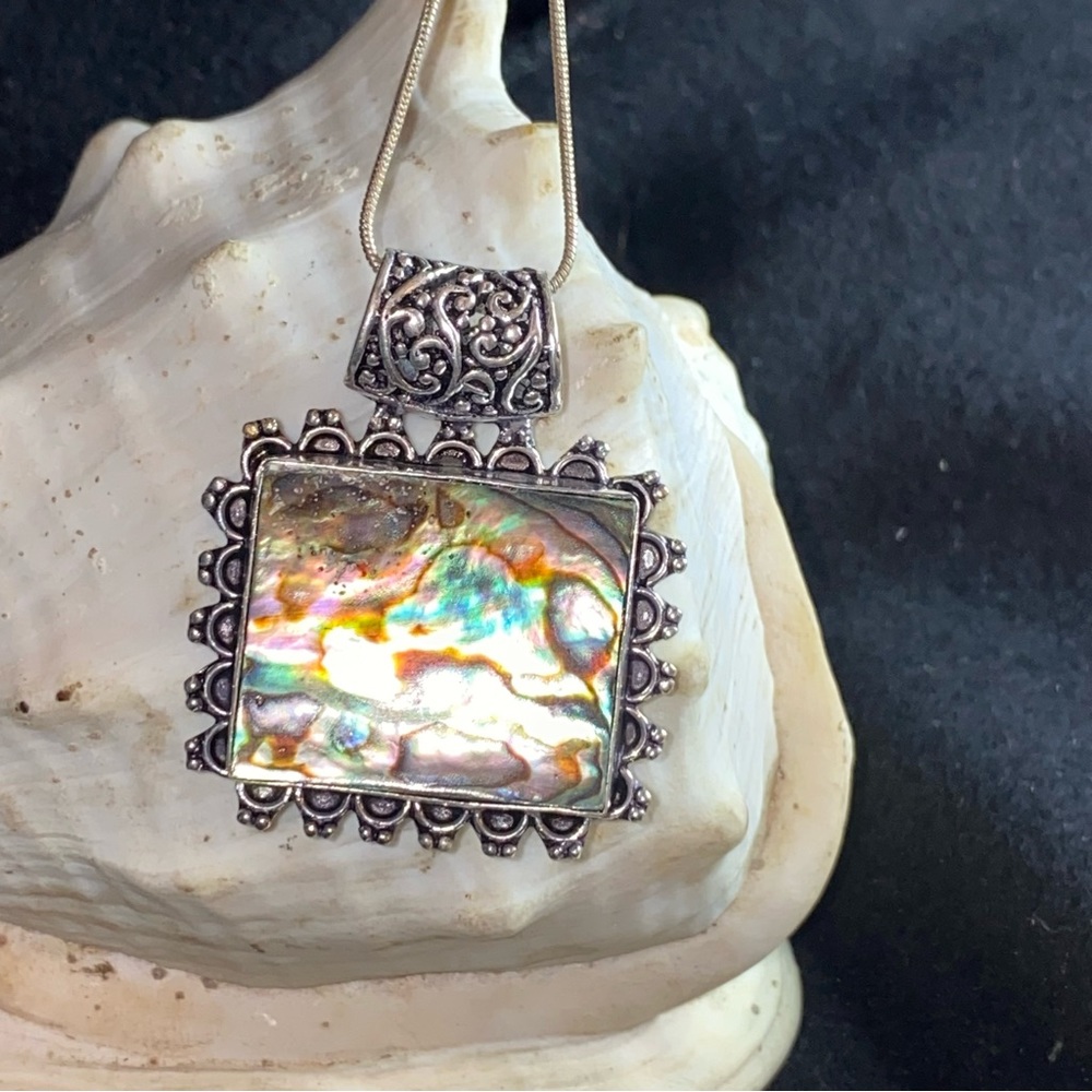 Striking Abalone Shell statement Pendant - Picture 7 of 8